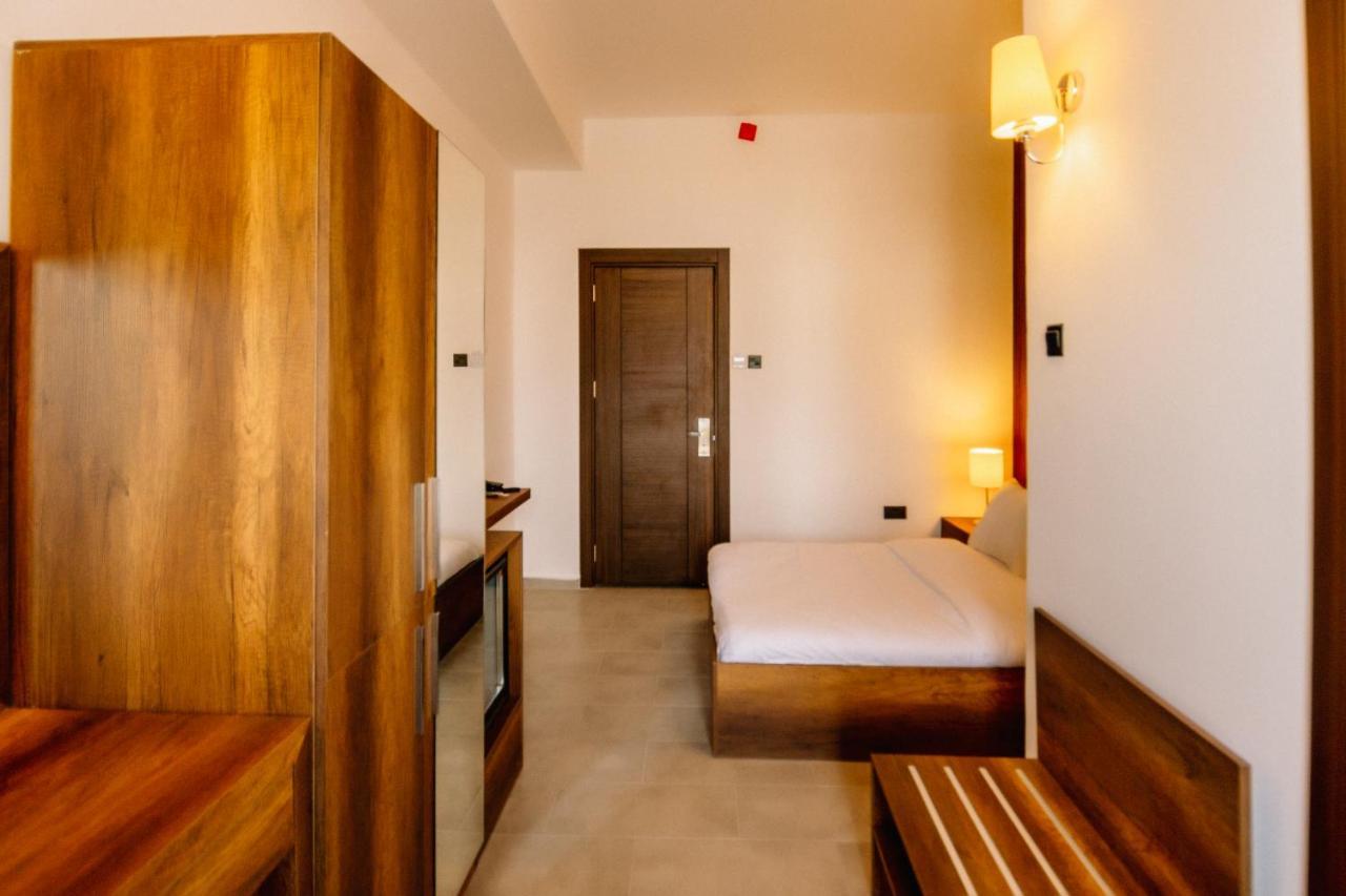 Cezar'S Airport Hotel Nicosie Extérieur photo