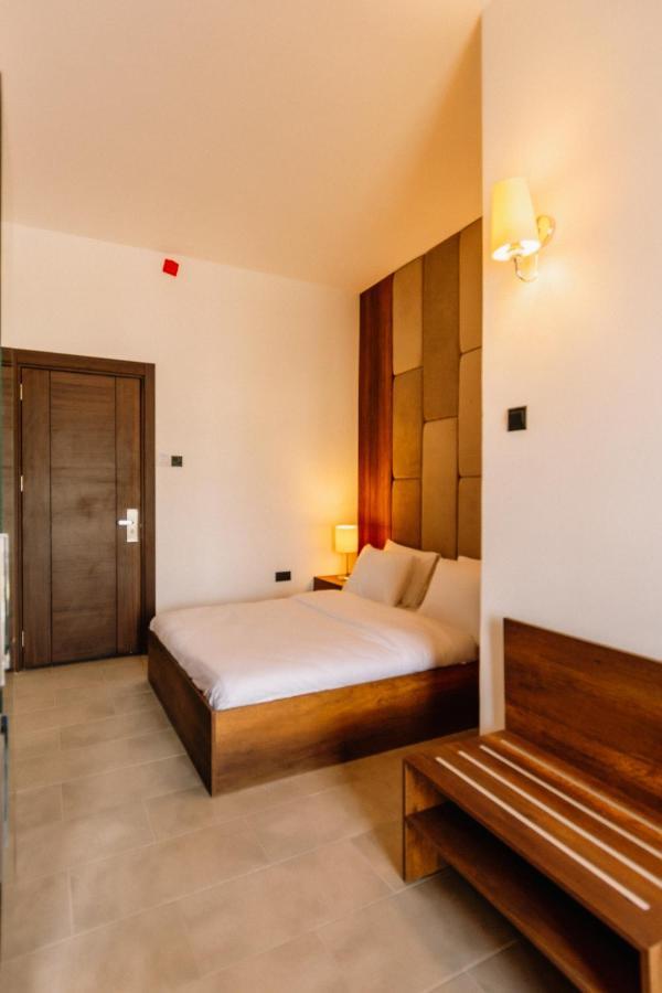 Cezar'S Airport Hotel Nicosie Extérieur photo